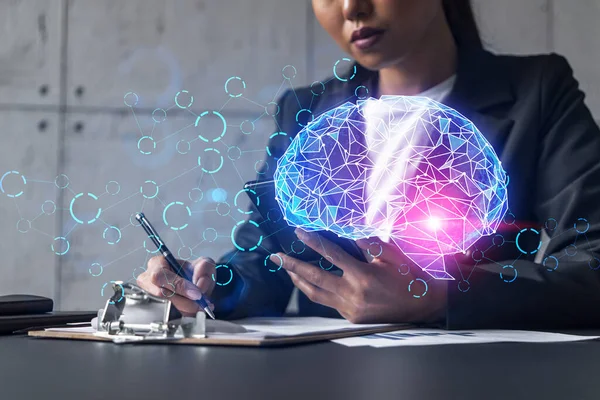 İş kadını not alıyor ve beyin hologram çiziyor. Çifte maruziyet. İş teknolojisi çözümü. — Stok fotoğraf