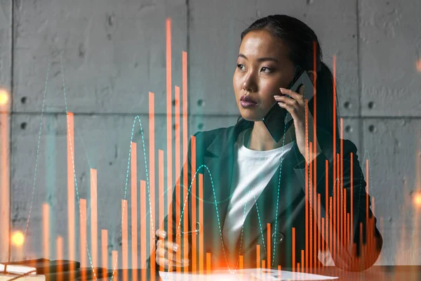 Femme d'affaires parle téléphone et hologramme de tableau financier de marché boursier. Double exposition. Concept d'obligations, d'actions et de devises négociables en ligne. — Photo