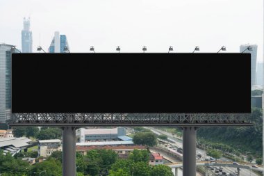 Gündüz vakti Kuala Lumpur şehir planlı boş bir kara yol afişi. Sokak reklam afişi, maket, 3 boyutlu tasarım. Ön manzara. Hizmet veya fikirleri desteklemek veya satmak için pazarlama kavramı.