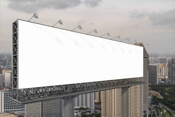 Quadro de avisos em branco com paisagem urbana de Singapura ao pôr-do-sol. Cartaz publicitário de rua, mock up, renderização 3D. Vista lateral. O conceito de comunicação de marketing para vender ideia. — Fotografia de Stock