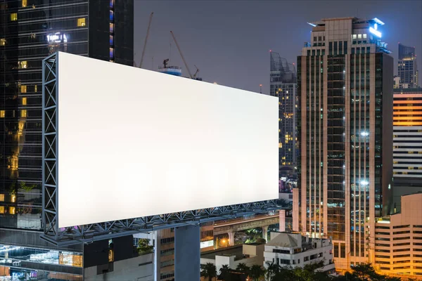 Panneau d'affichage blanc blanc avec fond de paysage urbain de Bangkok la nuit. Affiche publicitaire, maquette, rendu 3D. Vue latérale. Le concept de communication marketing pour vendre l'idée. — Photo