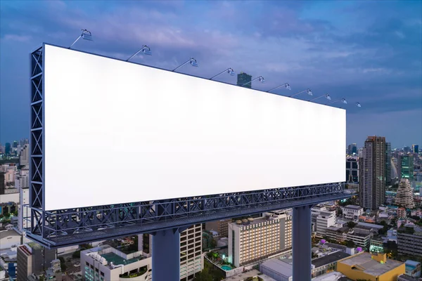 Blank outdoor estrada branca com fundo cityscape Bangkok à noite. Cartaz publicitário de rua, mock up, renderização 3D. Vista lateral. O conceito de comunicação de marketing para vender ideia. — Fotografia de Stock