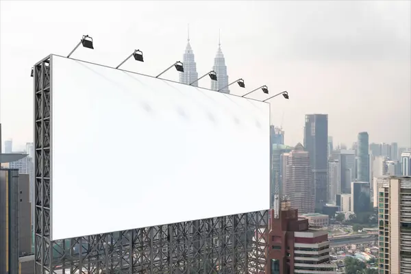 Panneau d'affichage blanc blanc avec fond de paysage urbain KL le jour. Affiche publicitaire, maquette, rendu 3D. Vue latérale. Le concept de communication marketing pour promouvoir ou vendre une idée. — Photo