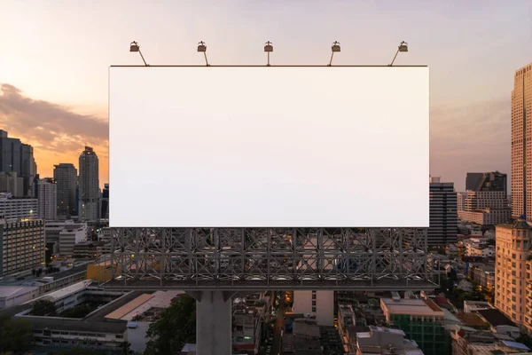 Cartelera blanca en blanco con fondo de paisaje urbano de Bangkok al atardecer. Cartel publicitario callejero, maqueta, representación 3D. Vista frontal. El concepto de comunicación de marketing para promover o vender la idea. —  Fotos de Stock