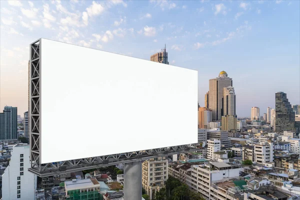 Blank outdoor estrada branca com fundo cityscape Bangkok ao pôr do sol. Cartaz publicitário de rua, mock up, renderização 3D. Vista lateral. O conceito de comunicação de marketing para promover ou vender ideia . — Fotografia de Stock