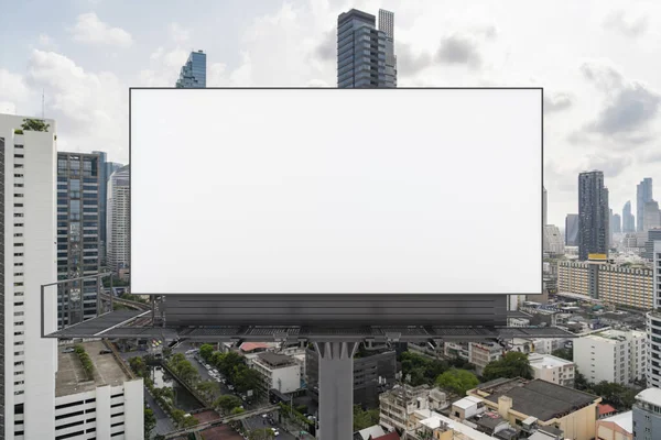 Cartelera blanca en blanco con fondo de paisaje urbano de Bangkok durante el día. Cartel publicitario callejero, maqueta, representación 3D. Vista frontal. El concepto de comunicación de marketing para promover o vender la idea. —  Fotos de Stock