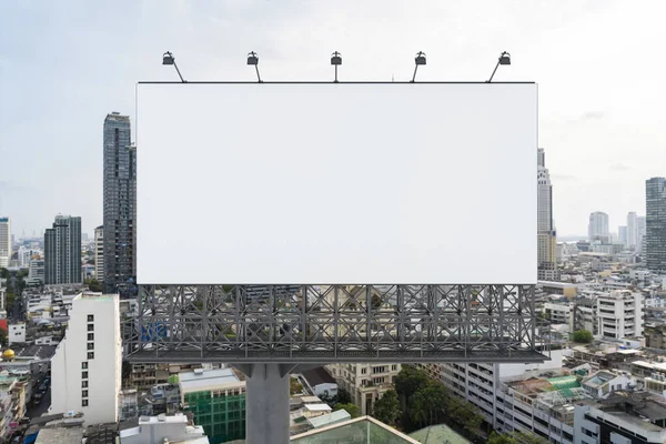 Cartelera blanca en blanco con fondo de paisaje urbano de Bangkok durante el día. Cartel publicitario callejero, maqueta, representación 3D. Vista frontal. El concepto de comunicación de marketing para promover o vender la idea. —  Fotos de Stock