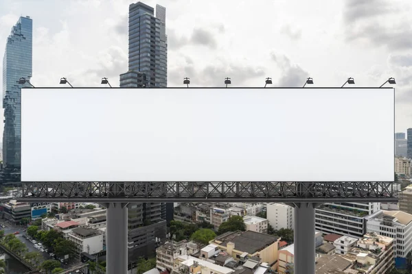 Cartellone bianco bianco bianco con sfondo paesaggio urbano Bangkok durante il giorno. Manifesto pubblicitario di strada, finto, rendering 3D. Vista frontale. Il concetto di comunicazione di marketing per promuovere o vendere l'idea. — Foto Stock