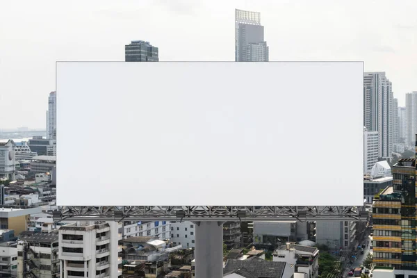 Cartelera blanca en blanco con fondo de paisaje urbano de Bangkok durante el día. Cartel publicitario callejero, maqueta, representación 3D. Vista frontal. El concepto de comunicación de marketing para promover o vender la idea. —  Fotos de Stock