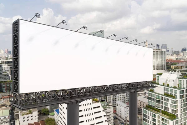 Cartellone bianco bianco bianco con sfondo paesaggio urbano Bangkok durante il giorno. Manifesto pubblicitario di strada, finto, rendering 3D. Vista laterale. Il concetto di comunicazione di marketing per promuovere o vendere l'idea. — Foto Stock