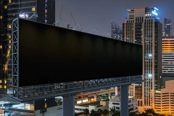 Panneau d'affichage de route noir blanc avec fond de paysage urbain de Bangkok la nuit. Affiche publicitaire, maquette, rendu 3D. Vue latérale. Le concept de communication marketing pour promouvoir l'idée. — Photo
