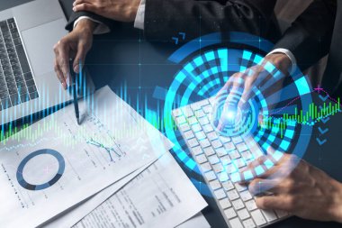 Şirket stratejisi üzerinde çalışan iki iş adamı. İstatistikleri analiz etmeye çalış. Finansal hava tahminleri hologramı. Çift pozlama.