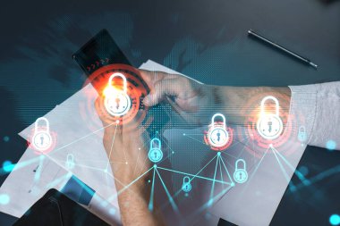Telefonu kullanan adam. Akıllı telefon yazan eller. Kilit ikonu hologramıyla çift pozlama. Kapatın. Veri siber güvenlik konsepti. Hacker saldırısından korunma.