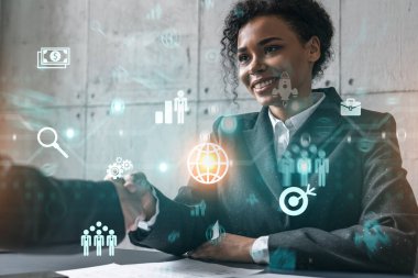 İki kadın tokalaşması. Eğitim yüzgeç teknolojisi hologramı. Çoklu maruz kalma. Uluslararası iş.