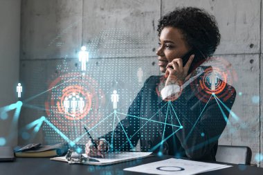 İş kadını telefon ve sosyal ağ hologramı konuşuyor. Çift pozlama.