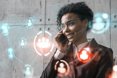 İş kadını telefon ve sosyal ağ hologramı konuşuyor. Çift pozlama.