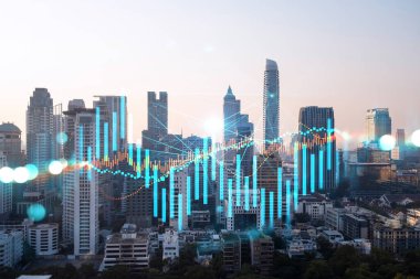 Işık saçan FOREX grafik hologramı, gün batımında Bangkok 'un panoramik şehir manzarası. Asya 'da hisse ve tahvil ticareti. Fon yönetimi kavramı. Çift pozlama.
