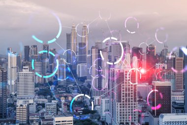 Güneş batarken Kuala Lumpur 'un panoramik şehir manzarası, Malezya, Asya' da parlayan soyut teknoloji hologramı. Dünyalar konsepti teknolojik değişiklikler. Çift pozlama.