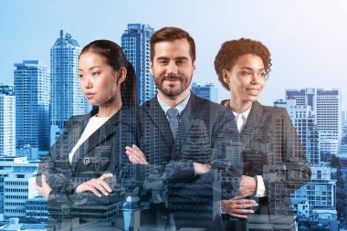 Üç başarılı gülümseyen iş danışmanının önü takım elbiseli ve kollarını kavuşturmuş poz veriyor. Bangkok şehir manzarası. Çok uluslu şirket takımı. Çift pozlama.