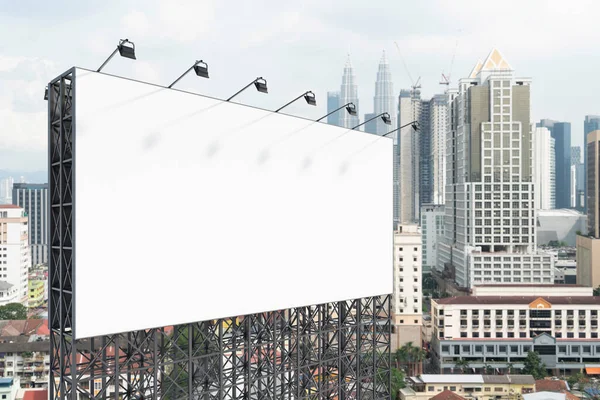 白茫茫的白路广告牌,有KL城市景观背景的白日时间.街头广告海报，模拟，3D渲染。侧视图。推广或推销观念的营销传播概念. — 图库照片
