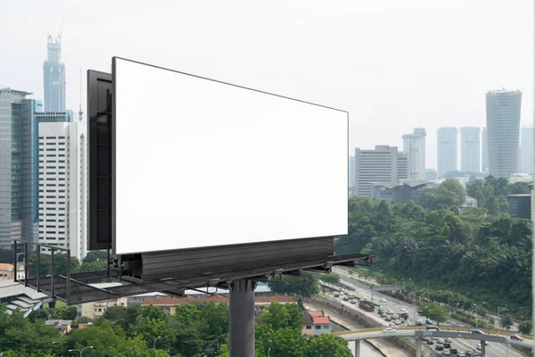 Blank biały billboard drogowego z KL tła miejskiego w ciągu dnia. Plakat reklamowy, makieta, renderowanie 3D. Widok z boku. Koncepcja komunikacji marketingowej promującej lub sprzedającej pomysły. — Zdjęcie stockowe