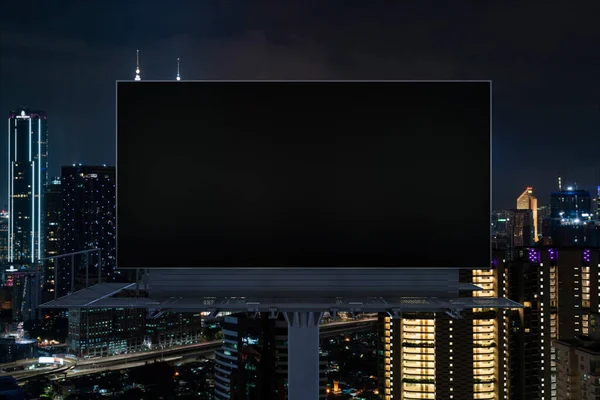 Panneau d'affichage de route noir blanc avec fond de paysage urbain Kuala Lumpur la nuit. Affiche publicitaire, maquette, rendu 3D. Vue de face. Concept de marketing pour promouvoir ou vendre une idée ou un produit. — Photo
