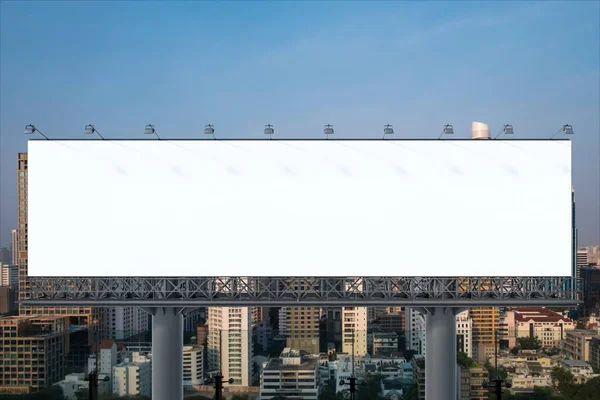 落日时分，曼谷市景背景的空白白路广告牌。街头广告海报，模拟，3D渲染。前面的景色推广或推销观念的营销传播概念. — 图库照片