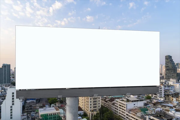 Panneau d'affichage blanc blanc avec fond de paysage urbain de Bangkok au coucher du soleil. Affiche publicitaire, maquette, rendu 3D. Vue de face. Le concept de communication marketing pour promouvoir ou vendre une idée. — Photo