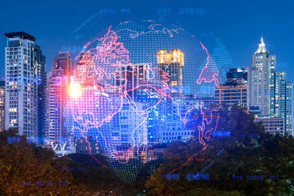 Holograma del planeta Tierra mapa en la noche paisaje urbano panorámico de Bangkok, Asia. El concepto de empresas internacionales. Exposición múltiple. — Foto de Stock