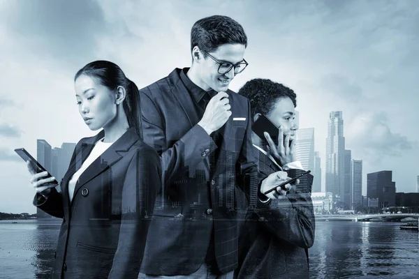 Група з чотирьох колег по бізнесу в костюмах працює і мріє про нові можливості кар'єри після закінчення MBA. Концепція багатонаціональної корпоративної команди. Сінгапур на задньому плані. Подвійний вплив. — стокове фото