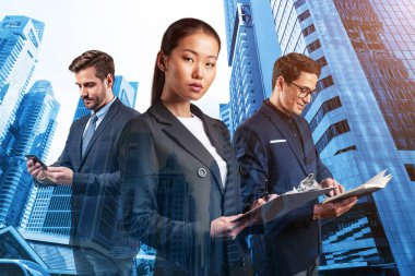 Takım elbiseli üç iş arkadaşından oluşan bir grup yeni kariyer fırsatları elde etmek için proje üzerinde birlikte çalışıyorlar. Singapur 'daki çok uluslu şirket takımı kavramı. Çift pozlama.