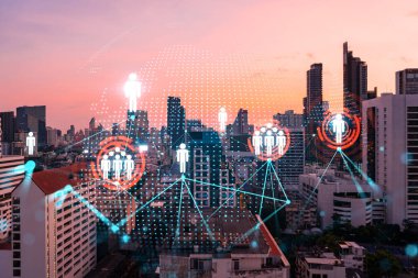 Asya, Bangkok 'un günbatımı panoramik şehir manzarası üzerine sosyal medya simgelerinin hologramı. İnsan ilişkileri kavramı. Çoklu pozlama.