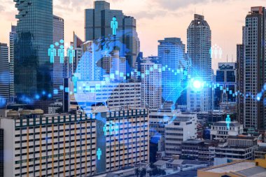 Asya, Bangkok 'un günbatımı panoramik şehir manzarası üzerine sosyal medya simgelerinin hologramı. İnsan ilişkileri kavramı. Çoklu pozlama.