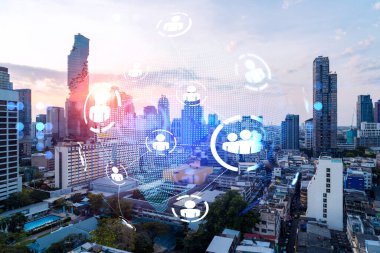 Asya, Bangkok 'un günbatımı panoramik şehir manzarası üzerine sosyal medya simgelerinin hologramı. İnsan ilişkileri kavramı. Çoklu pozlama.