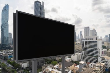 Gündüz vakti Bangkok şehir manzarası geçmişi olan boş bir kara yol afişi. Sokak reklam afişi, maket, 3 boyutlu tasarım. Yan görüş. Pazarlama iletişimi fikri desteklemek veya satmak için.