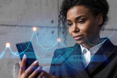 İş kadını daktilo ediyor, modern ofiste yeni bir proje üzerinde çalışıyor. Finansal grafik hologramı. Çifte maruziyet. Başarı kavramı.