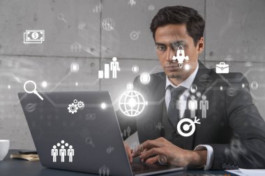 Ofisteki işadamı dizüstü bilgisayarla çalışıyor, işe fintech yaklaşımını geliştiriyor, yeni fırsatlar için veri topluyor. Çift pozlama.