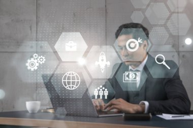 Ofisteki işadamı dizüstü bilgisayarla çalışıyor, işe fintech yaklaşımını geliştiriyor, yeni fırsatlar için veri topluyor. Çift pozlama.