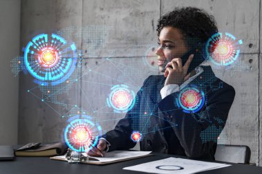 İş kadını telefon ve dünya haritası hologramı konuşuyor. Çift pozlama.