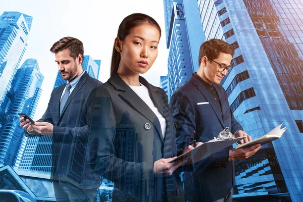 Takım elbiseli üç iş arkadaşından oluşan bir grup yeni kariyer fırsatları elde etmek için proje üzerinde birlikte çalışıyorlar. Singapur 'daki çok uluslu şirket takımı kavramı. Çift pozlama.