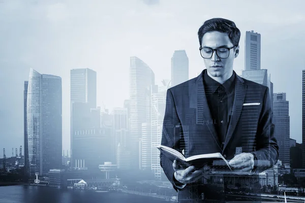 Joven hombre de negocios guapo en traje y gafas pensando en cómo abordar el problema, nuevas oportunidades de carrera, asignación de MBA. Singapur en segundo plano. Doble exposición. — Foto de Stock