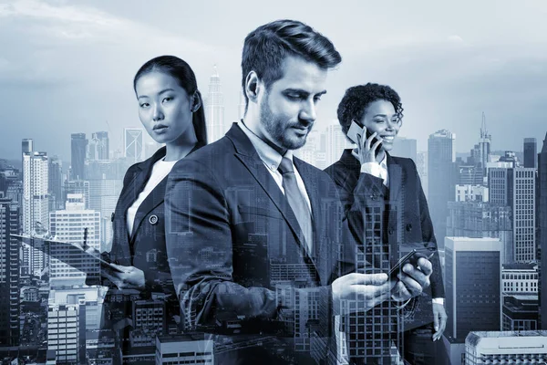 Takım elbiseli üç iş arkadaşından oluşan bir grup yeni kariyer fırsatları elde etmek için proje üzerinde birlikte çalışıyorlar. Çok uluslu şirket takımı kavramı. Kuala Lumpur. Çift pozlama.