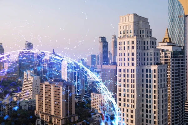 Soyut teknolojinin parlayan simgelerinin hologramı, günbatımında Bangkok 'un panoramik şehir manzarası, Asya. Dünyalar konsepti teknolojik değişiklikler. Çift pozlama.