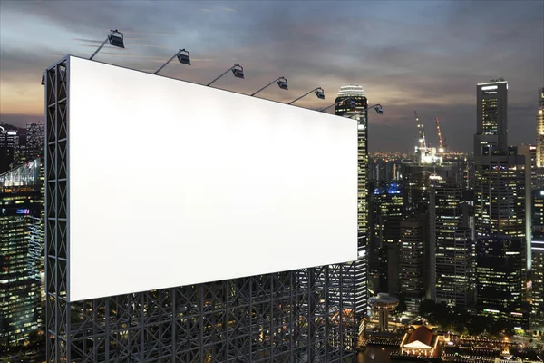 Panneau d'affichage blanc blanc avec fond de paysage urbain de Singapour la nuit. Affiche publicitaire, maquette, rendu 3D. Vue latérale. Le concept de communication marketing pour vendre l'idée. — Photo