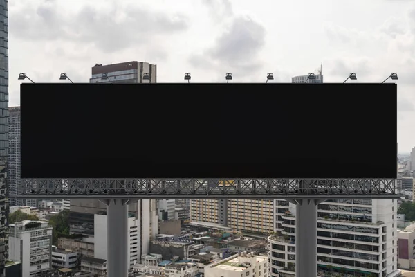 曼谷城市景观背景的空白黑色道路广告牌。街头广告海报，模拟，3D渲染。前面的景色推广或推销观念的营销传播概念. — 图库照片