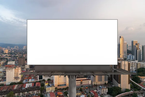 Tabuleiro de estrada branca em branco com fundo cityscape Kuala Lumpur ao pôr do sol. Cartaz publicitário de rua, mock up, renderização 3D. Vista frontal. — Fotografia de Stock