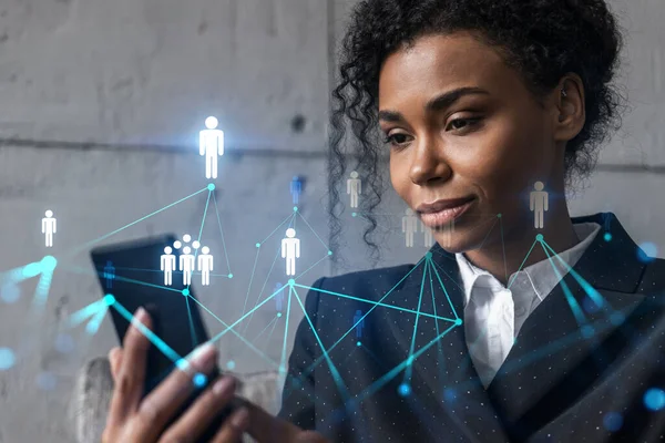 İş kadını telefonu kullanıyor, modern ofiste yeni bir proje üzerinde çalışıyor. Çifte maruziyet. Başarı kavramı. Sosyal ağ hologramı.