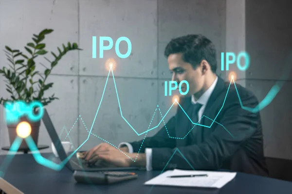 Бизнесмен в офисе работает с ноутбуками технологии онлайн ipo, печатая компьютер сборки данных инвестировать концепцию. Двойное воздействие. — стоковое фото