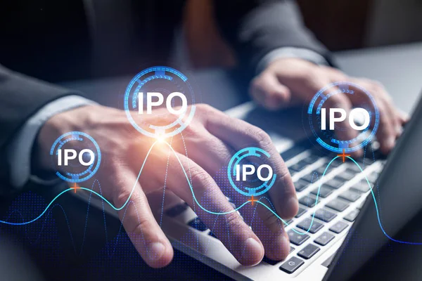 Busca de empresários on-line para oportunidades de investimento, digitando o fundo do laptop e o holograma do ícone do ipo. — Fotografia de Stock