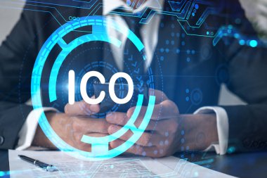 İş adamı telefondaki uygulamayı kullanarak arama ve analiz ediyor. ICO simgesi hologramı.